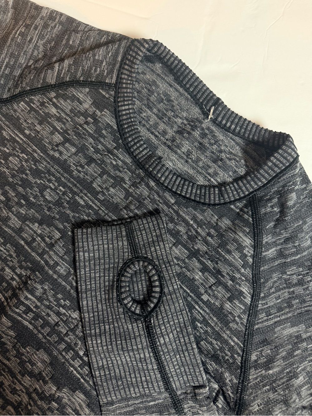 Lululemon Women's Rest Less Pullover Shirt Size 6 Long Sleeve Gray Black Pattern